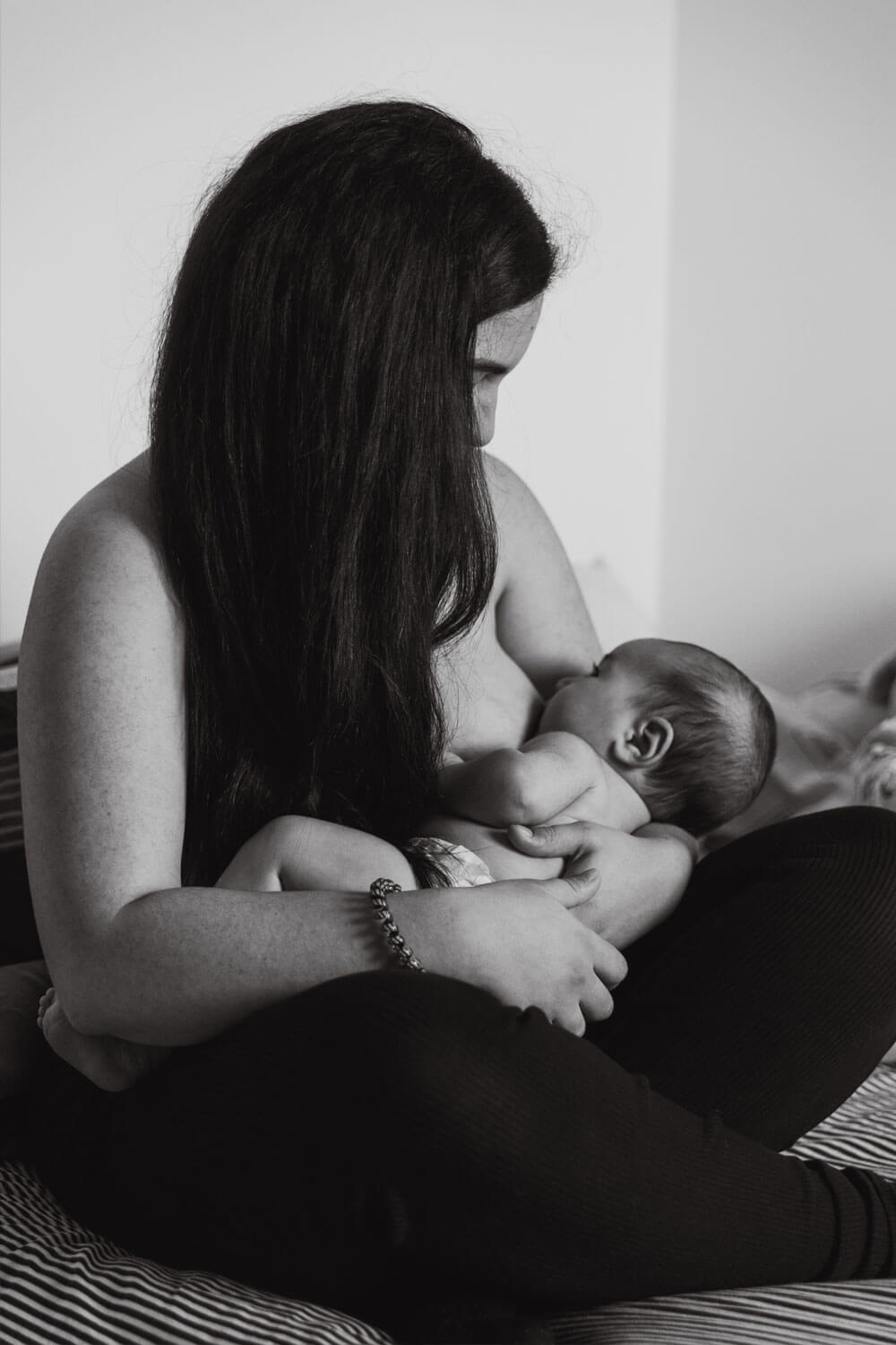 photographie-allaitement-maman-bebe-nantes Séance photo d'une maman et son bébé de 3 semaines pendant une tétée en allaitement