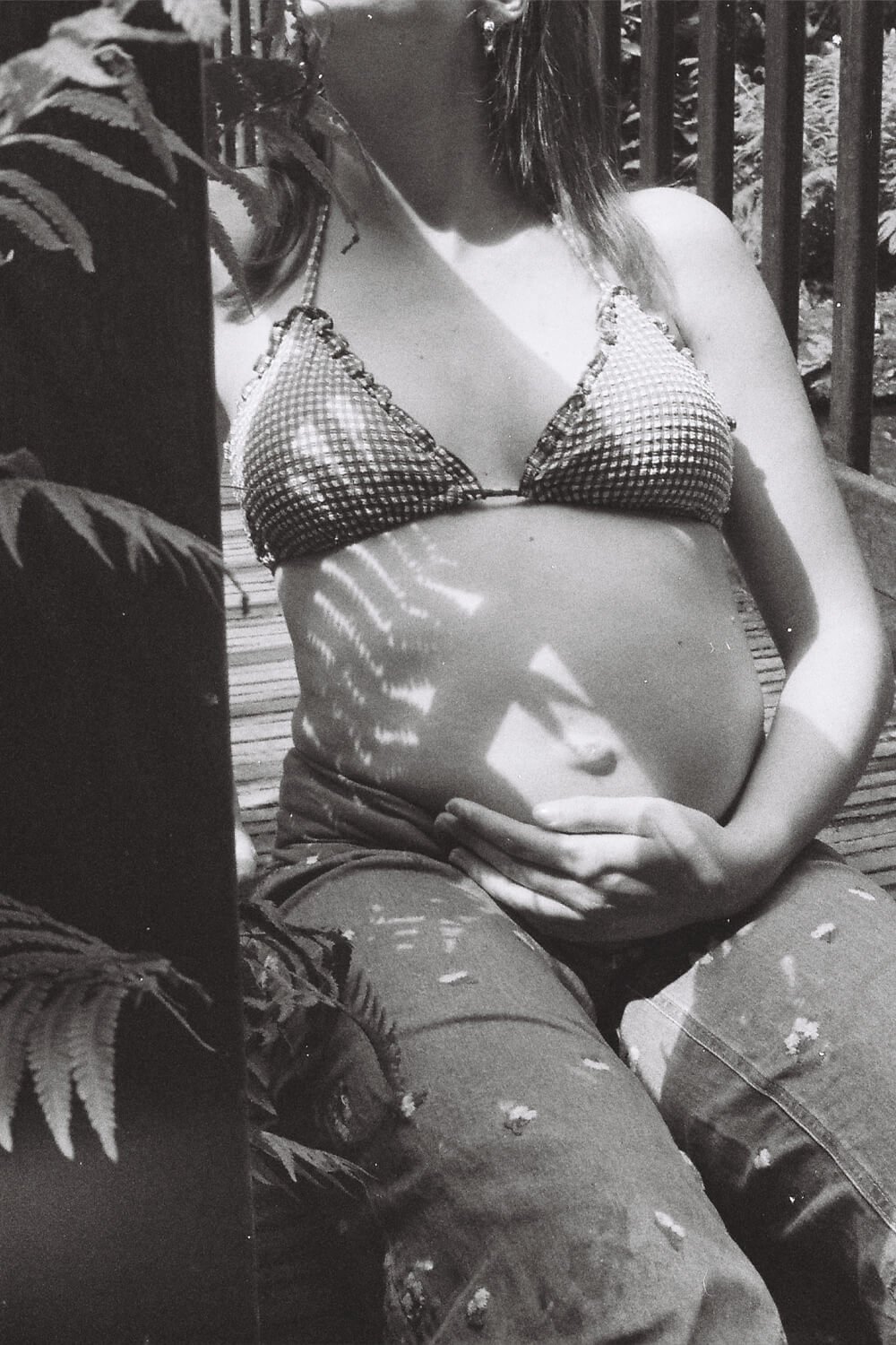 seance-grossesse-exterieur-nantes-loire-atlantique Femme enceinte photographiée à l'argentique en extérieur près de Nantes