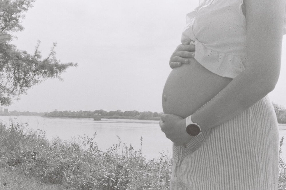 Photographie argentique en noir et blanc d'un ventre de femme enceinte à Nantes